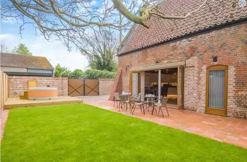 2 bedroom 2 Bed Cottage In Bradwell beach and hot tub in Norfolk