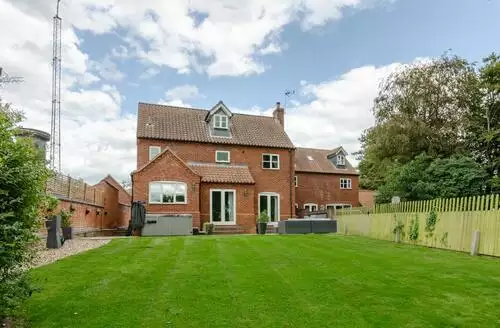 5 bedroom 5 Bed Cottage In Mundesley beach and hot tub in Norfolk
