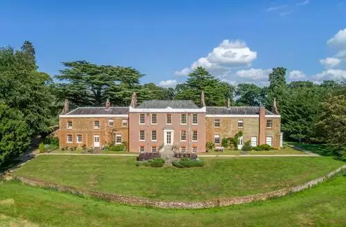 9 bedroom 9 Bed Cottage In King's Lynn beach and hot tub in Norfolk