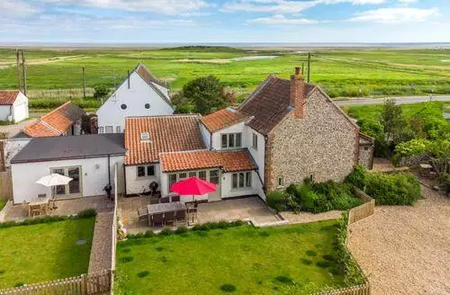 4 bedroom Eastgate Cottage And Hideaway beach and hot tub in Norfolk