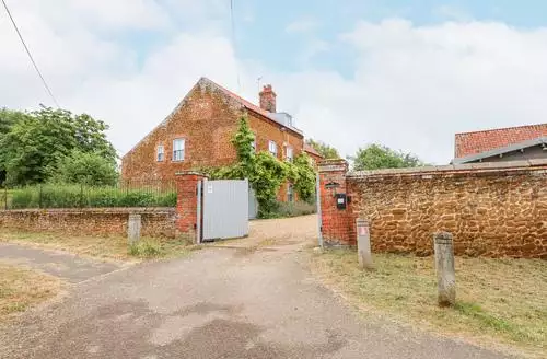 5 bedroom Malthouse Farm beach and hot tub in Norfolk
