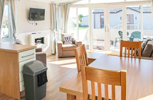 2 bedroom Platinum Cabin With Hot Tub beach and hot tub in Norfolk
