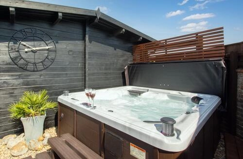 8 bedroom 8 Bed Cottage In Bacton in Norfolk