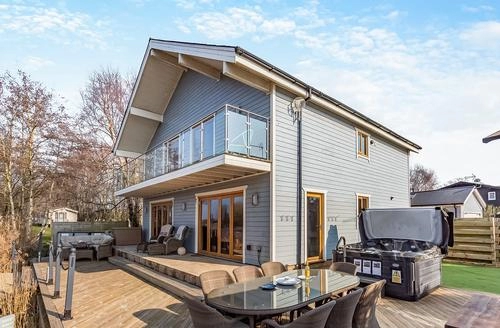 4 bedroom Malibu Lakehouse in Norfolk