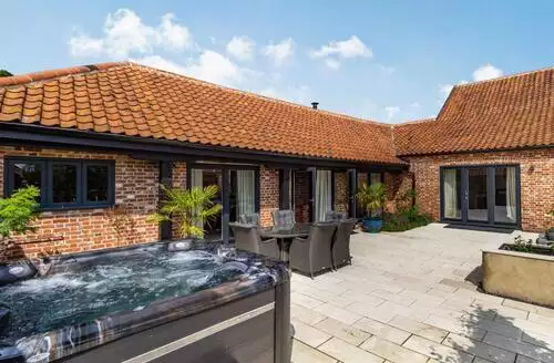 3 bedroom 3 Bed Cottage In Lowestoft beach and hot tub in Suffolk