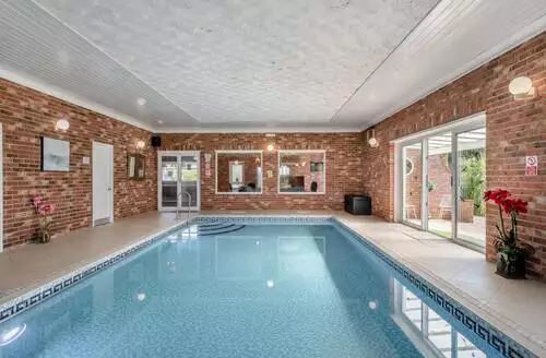 5 bedroom 5 Bed Cottage In Oulton beach and hot tub in Suffolk