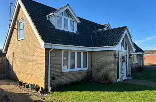 5 bedroom Seaview beach and hot tub in Suffolk