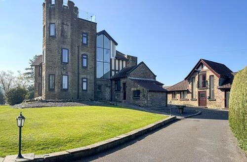 6 bedroom 6 Bed Cottage In Chapel En Le Frith in Derbyshire