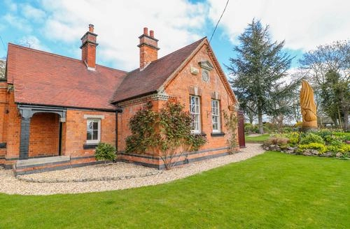 2 bedroom South Lodge   Longford Hall Farm Holiday Cottages in Derbyshire