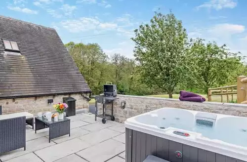 2 bedroom 2 Bed Cottage In Stoke On Trent in Peak District