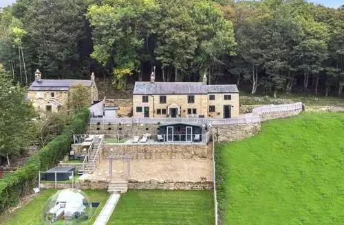 4 bedroom 4 Bed Cottage In Darley Dale in Peak District