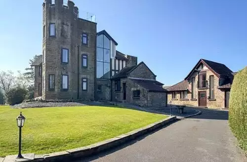 6 bedroom 6 Bed Cottage In Chapel En Le Frith in Peak District