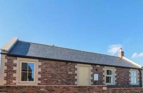 2 bedroom Glebe Cottage beach and hot tub in Northumberland