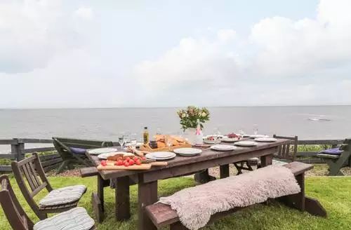 6 bedroom On The Watersedge beach and hot tub in Northumberland