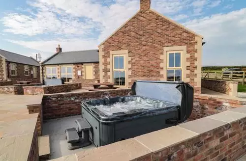 2 bedroom Smithy Cottage beach and hot tub in Northumberland