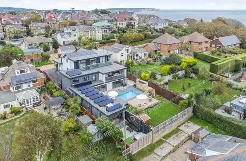 10 bedroom 10 Bed Cottage In Shanklin beach and hot tub in Isle Of Wight