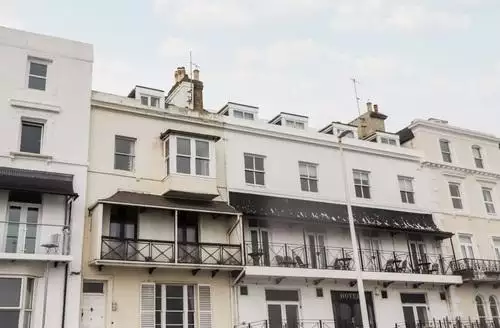 3 bedroom Fairlight View in Kent