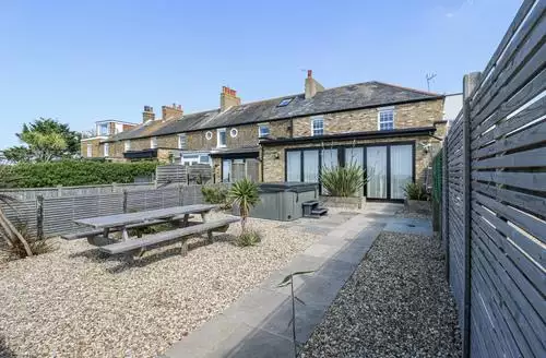 5 bedroom Coast Guard House beach and hot tub in Kent