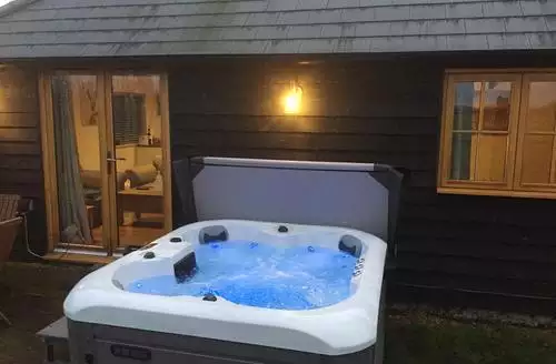 2 bedroom Horseshoe Cottage in Kent