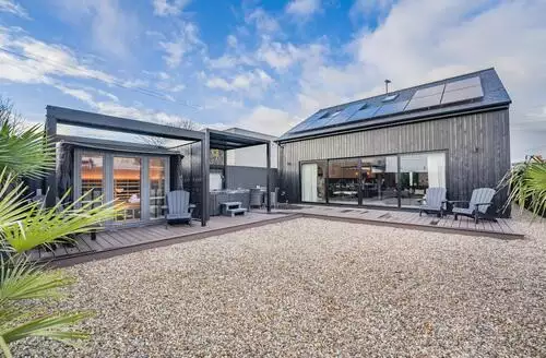 2 bedroom 2 Bed Cottage In Lancing in Sussex