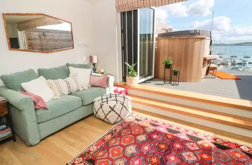 4 bedroom 16 Arwenack Street beach and hot tub in Cornwall