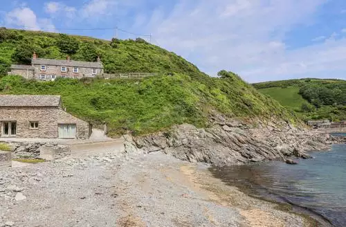 2 bedroom 2 Cliff Cottages beach and hot tub in Cornwall