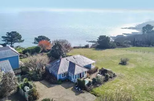 3 bedroom 3 Bed Cottage In Portscatho beach and hot tub in Cornwall