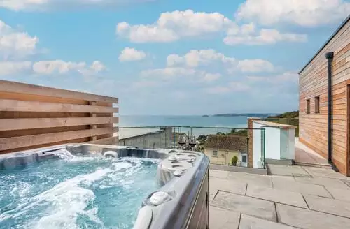 4 bedroom 48 Trerieve beach and hot tub in Cornwall