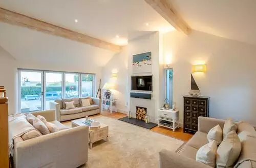 5 Bed Cottage In Rock