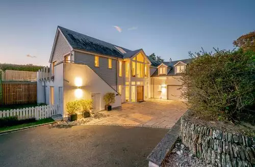 5 bedroom 5 Bed Cottage In Rock beach and hot tub in Cornwall