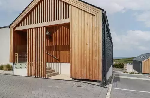 4 bedroom 5 Longshore beach and hot tub in Cornwall