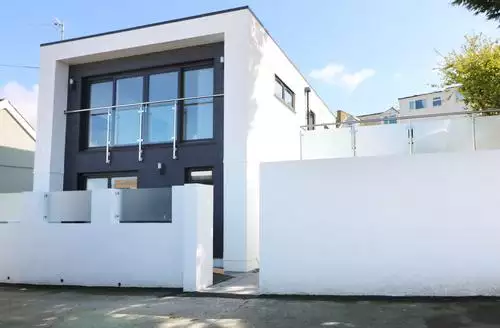 2 bedroom An Drowes beach and hot tub in Cornwall