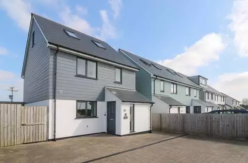 4 bedroom Atlantic Reach beach and hot tub in Cornwall