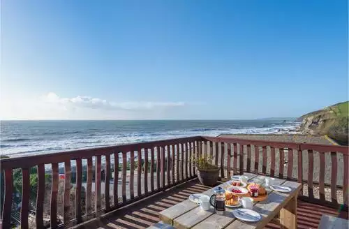 4 bedroom Bayview beach and hot tub in Cornwall