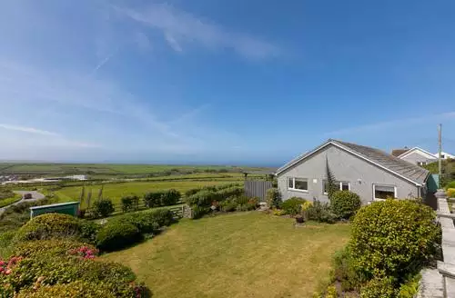 4 bedroom Broadlands beach and hot tub in Cornwall