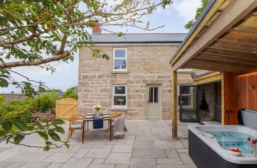 1 bedroom Carn House beach and hot tub in Cornwall