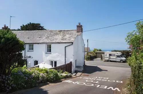 2 bedroom Karrek beach and hot tub in Cornwall