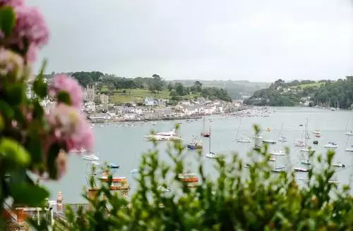 4 bedroom Postcard Lodge beach and hot tub in Cornwall