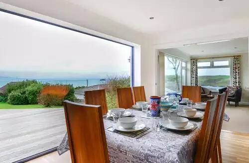 4 bedroom Sea Mist beach and hot tub in Cornwall