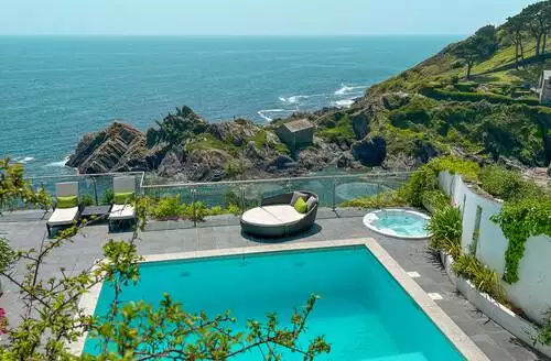 4 bedroom Seaways beach and hot tub in Cornwall