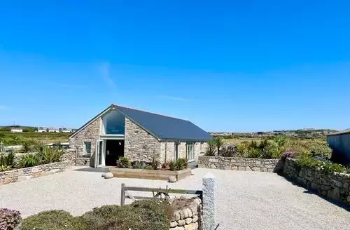 4 bedroom See Two Seas beach and hot tub in Cornwall