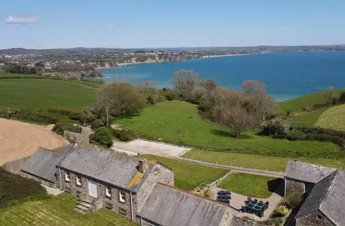 6 bedroom Silvermine House beach and hot tub in Cornwall