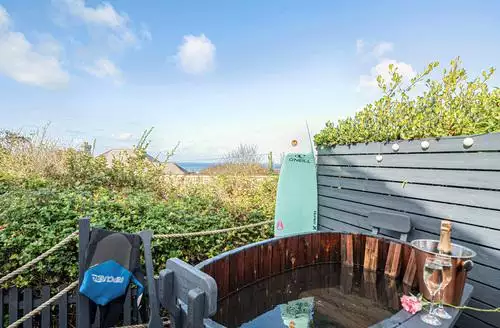 3 bedroom Sunset View beach and hot tub in Cornwall