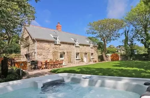 3 bedroom The Old Forge beach and hot tub in Cornwall