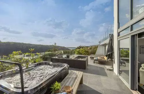 5 bedroom Treheyl beach and hot tub in Cornwall