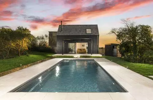6 bedroom Westaway House beach and hot tub in Cornwall