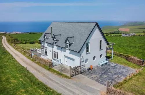 5 bedroom Lower Hendra Cottage in Cornwall