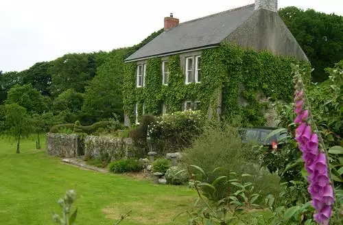 4 bedroom Treveddoe Farmhouse in Cornwall