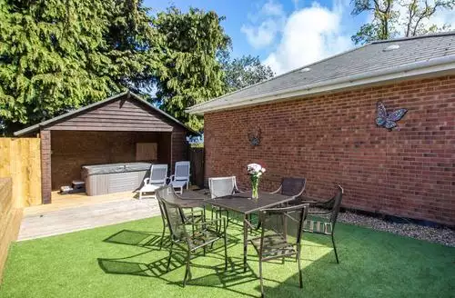 3 bedroom Oak 3 Hot Tub + Private Garden in Devon