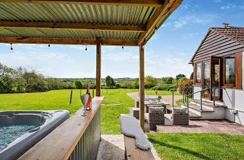 3 bedroom 3 Bed Cottage In Westward Ho beach and hot tub in Devon